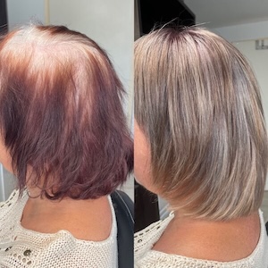 Kurze rötliche Haare, vor dem Friseurbesuch ungleichmäßig und danach schön einheitlich gesträhnt