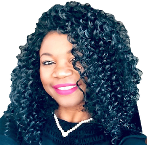 Friseurmeisterin Josefina Koch vom Friseursalon FINA chic & style. Eine lächelnde junge Frau mit lockigen Haaren.